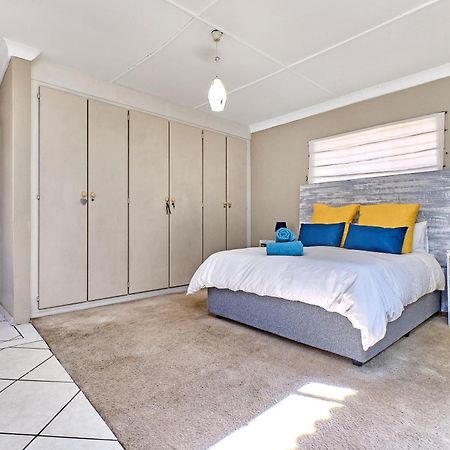 Large 1 Bedroom Cottage, 15 Min From Or Tambo Airport, With Backup Power And Water Germiston Zewnętrze zdjęcie